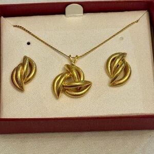 New in Box - Gold Tone Knot Pendant Necklace with Matching Earrings
